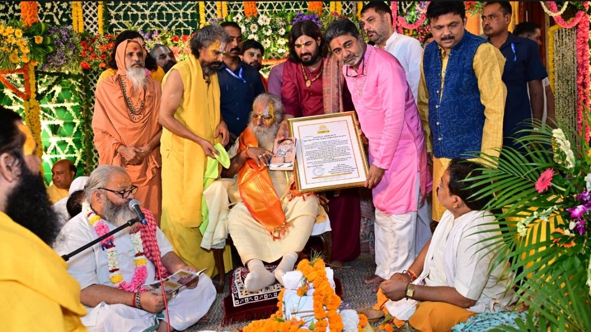Mahant Nritya Gopal Das Ji Maharaj blesses Dr. Abhishek Verma as ‘Sanatan Warrior’